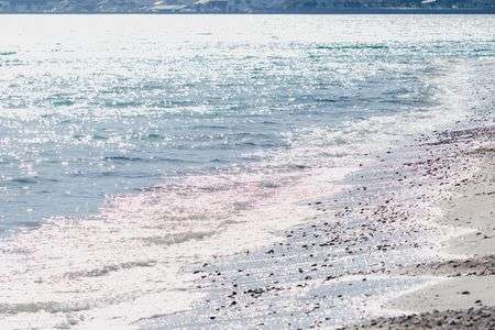 冬晴れの下，穏やかな波