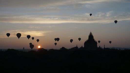 夜明けのバガン遺跡群