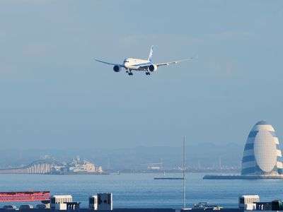 東京湾アクアラインをまたぐ飛行機