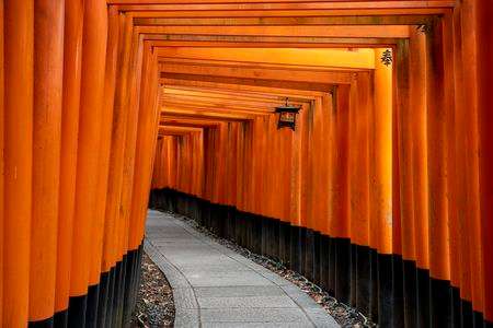 雨降り前のお稲荷さん