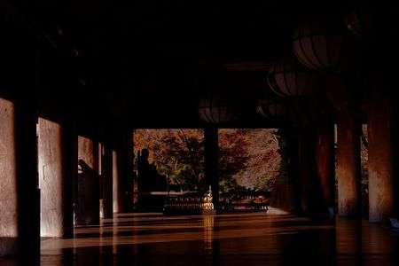 朝日昇る長谷寺の紅葉　登廊と国宝の本堂