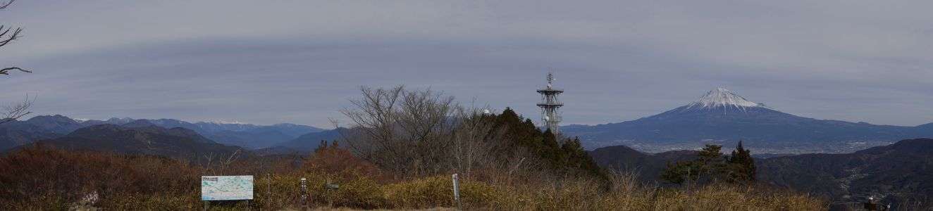 富士山と南アルプス北部の峰々（浜石岳山頂より）