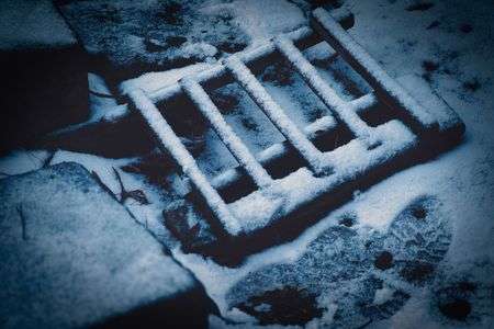 視線も落ちる玄冬の往来より