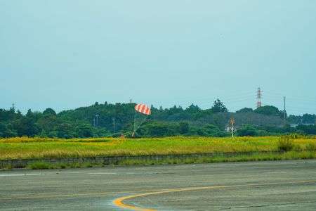 自衛隊下総基地にて、パラシュートが降りる様子