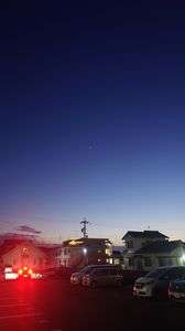 仕事終わりの車と夕暮れ