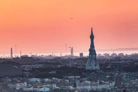 うっすら明石大橋と小さく飛行機と大平和祈念塔