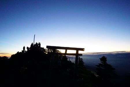 夜明け前の山頂