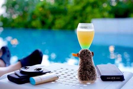 宮古島のプールサイドで