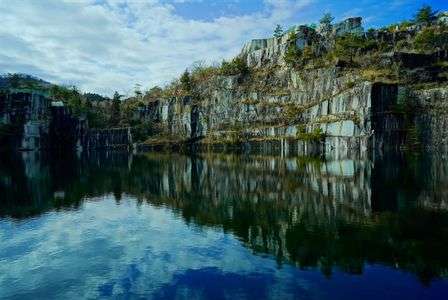 水面に映える石切山脈