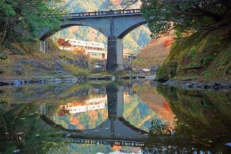 90周年　2両編成のキハ11系　真見橋梁と二雲橋