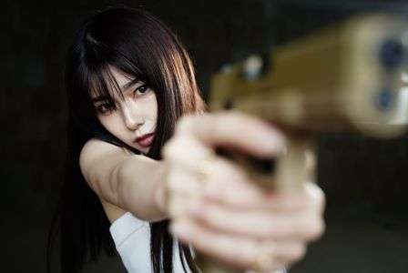 銃を手にした女