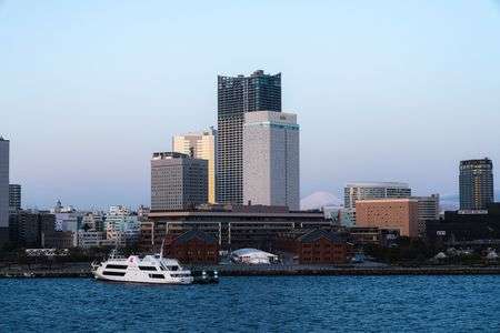 ほのかに赤く染まる富士山眺む横浜の朝
