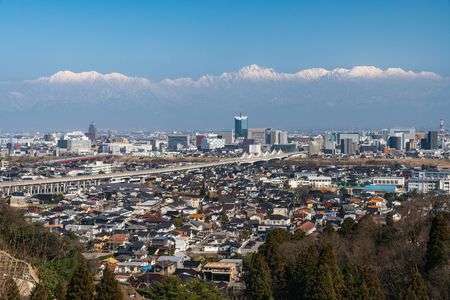 春霞に浮かぶ立山連峰