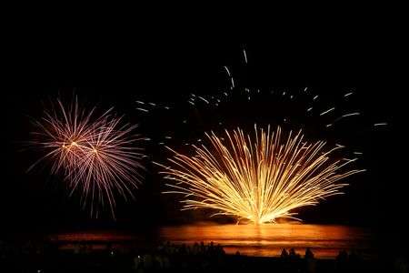 晩夏の水中花火