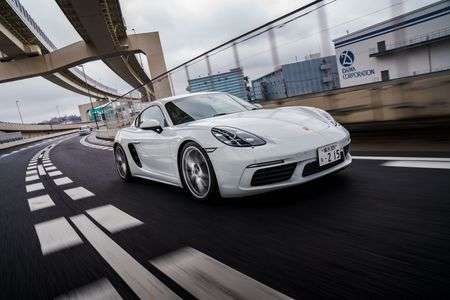 疾走するポルシェ