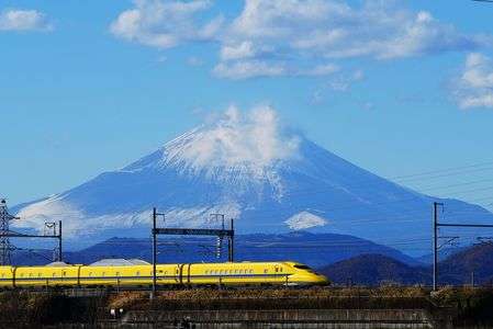 富士山をバックにドクターイエローが颯爽と!!!