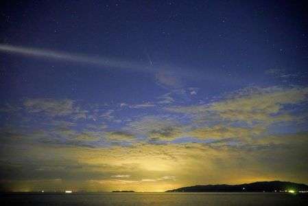 紀伊水道を飛ぶ紫金山アトラス彗星