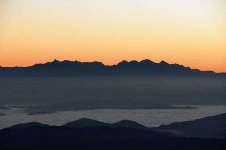 朝焼の雲海を従える穂高連峰