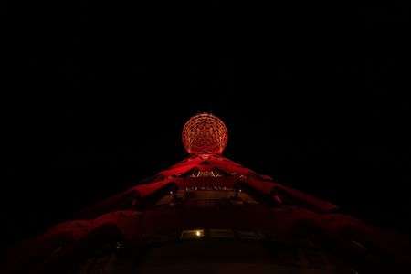 漆黒の夜空へと伸びるポートタワー