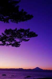 夕暮れの景色に浮かぶ富士山@横須賀・秋谷海岸
