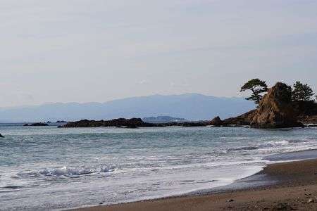 秋谷海岸から江ノ島を望む