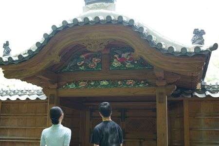 「小石川後楽園」唐門の彫刻に見惚れるカップル