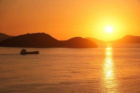 夕陽に向かって