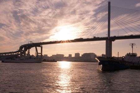 荒津大橋と朝日とタンカー