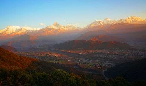 朝日を浴びる山々