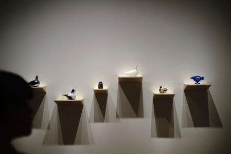 イッタラとカメラ前を横切る妻