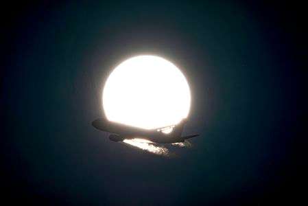 太陽を横切って