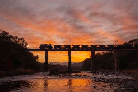 夕焼けに染まる