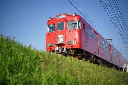 朝陽を浴びる赤い電車