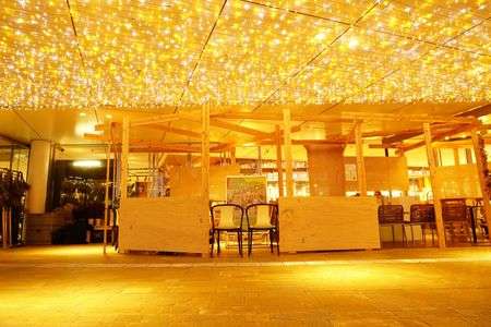 雨宿り、イルミネーションに出会う