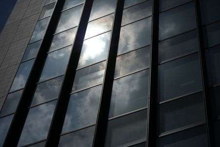 雲の切れ間とビルの壁面