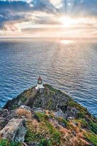 朝日照らす灯台岬