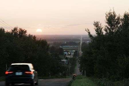 北海道斜里町、天に続く道。
