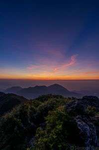日の出と共に登る龍