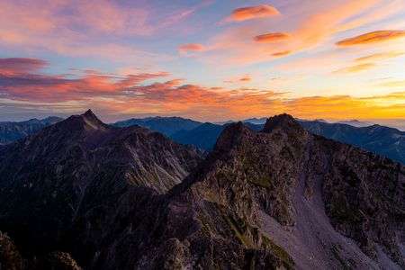 その尾根路に陽があたるとき