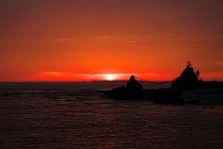 飛島に沈む夕日