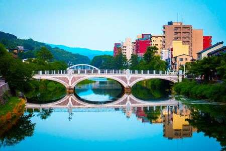 小雨降る浅野川大橋