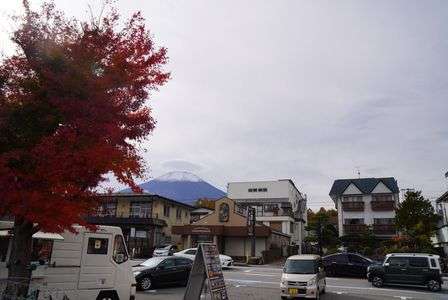 頭の上に雲左手に紅葉