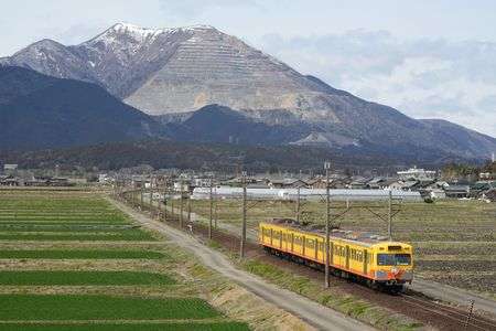 三岐鉄道三岐線、だんだん山も見ながら