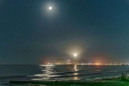 月食　神の島と