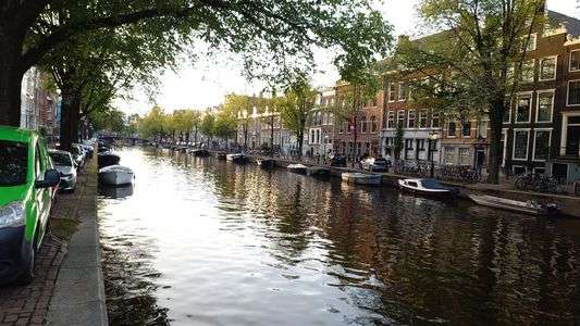 アムステルダムの運河と街並