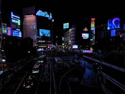 夜の渋谷スクランブル交差点