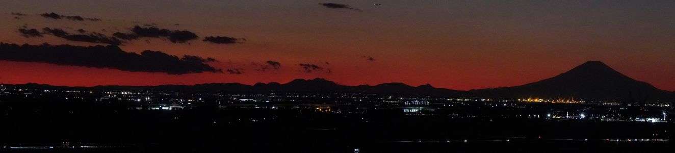 東京湾越しの富士山のパノラマ写真（修正版）です。😓