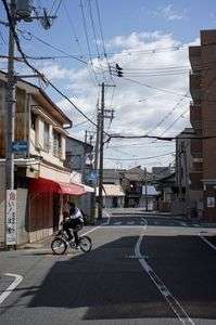 色あせたテントと通り過ぎる人