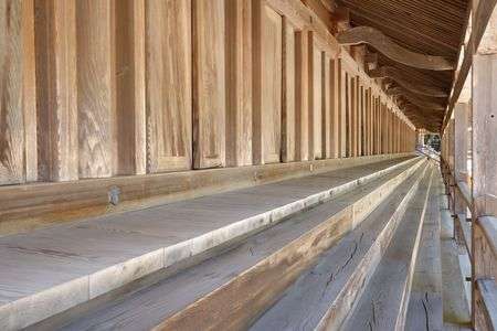 長ーい木の階段