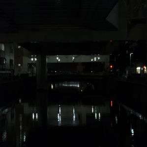 夜の街中の川